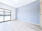 【リフォーム完成】1F洋室写真です。床、建具、クロス、天井のリフォームを行いました。火災報知器も各部屋に設置してあり安心です。
