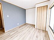 【リフォーム完成】2F洋室写真です。建具交換、押入れはクローゼットに変更し、和室から洋室に生まれ変わりました。クローゼットも一間あり、お洋服などをたくさん収納することができ嬉しいですね。