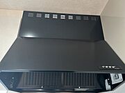 【リフォーム済】新品キッチンの換気扇はスタイリッシュでスリムな薄型フードです。力強く空気を外に押し出すファンを搭載したシルバーフードです。40Wの照明付きです。