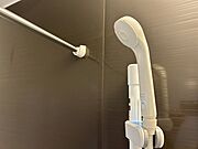 【リフォーム済】シャワーヘッドの中央は渦を発生させ一気に散水する旋回流のeシャワー、外周はストレートシャワー。二種類のシャワーの組み合わせで、節水と浴び心地のよさを実現。