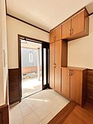 【内装リフォーム済・外壁屋根塗装済み】玄関タイルは30cm角の新品タイルを上張りして綺麗にしました。ピカピカの玄関でお客様を気持ちよくお出迎え出来ますよ。