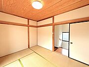 【リフォーム完成済み】2階中央和室の写真です。畳はクリーニングを行いました。