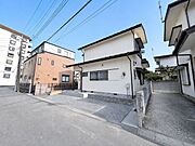【リフォーム完成】駐車場は拡張し2台駐車可能。敷地内や駐車場はお手入れの手間や使い勝手を考え、目の細かい砂利を敷き込みました。