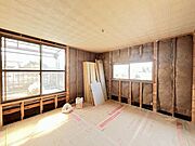 【リフォーム中5/9撮影】2階西側洋室の別角度です。2面採光のお部屋なので、風通しも良く明るいお部屋になっています。お子様のお部屋などにいかがでしょうか。
