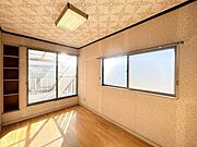【住宅ローン減税対象】【リフォーム中3/8撮影】2F洋室写真です。床、建具、クロス、天井のリフォームを行います。火災報知器も各部屋に設置済みです。細部まで拘ったリフォームなので安心して生活をして頂け…