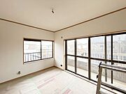 【リフォーム中5/28撮影】【住宅ローン減税対象】2階洋室写真です。和室は洋室に変更します。床は傷や汚れに強い永大産業の幅の広いノンワックスの床材を上張り致します。天井クロスも張り替え綺麗なお部屋に…