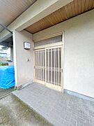 【リフォーム中5/25撮影】玄関は鍵交換を行います。インターフォンは録画機能付きに交換予定です。