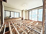 【リフォーム中5/28撮影】LDKを撮影。19帖のLDKなので大きなソファとダイニングテーブルも置けますよ。床・壁・天井のリフォームを行い生まれ変わります。