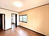 子供部屋：【リフォーム完成済み】2階洋室写真です。床は傷や汚れに強い永大産業の幅の広いノンワックスの床材を上張り致しました。天井クロスも張り替え綺麗なお部屋に生まれ変わりました。