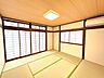 和室：【リフォーム完成済み】1階西側和室は畳を表替えし壁は和風のクロスに張替えて落ち着きのある雰囲気に仕上げました。縁側があるおかげで奥行きができゆったりとした印象ですね。