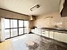 キッチン：【リフォーム中9/17撮影】LDKからキッチン側を撮影。15帖のLDKなので大きなソファとダイニングテーブルも置けますよ。床・壁・天井のリフォームを行い生まれ変わります。