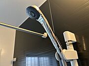 【リフォーム完成】新品交換済みのシャワーヘッド。シャワーヘッド中央は渦を発生させ一気に散水する旋回流のeシャワー、外周はストレートシャワー。二種類のシャワーの組み合わせで、節水と浴び心地のよさを実現。
