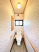 【トイレ】【1/29まで期間限定現況販売】トイレは温水洗浄機能付きになります。表面は凹凸がないため汚れが付きにくく、継ぎ目のない形状でお手入れが簡単です。