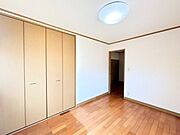 【2階洋室6帖】【1/29まで期間限定現況販売】2階東側洋室写真を撮影しました。部屋に入ると、正面右側にクローゼットがあります。お部屋も6帖とゆとりのある空間になっております。