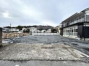 【年度内入居可】【リフォーム完成】駐車場写真です。縦並列10台以上停められる広々とした駐車場とお庭になりました。