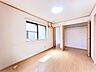 室内：【リフォーム完成】1階洋室の別角度です。クロスの張替えとクリーニングを行いました。