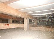 中古住宅の3大リスクである、雨漏り、主要構造部分の欠陥や腐食、給排水管の漏水や故障を2年間保証します。その前提で床下まで確認し、シロアリの被害調査と防除工事も行いました。