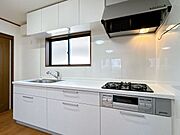 【リフォーム完成〔キッチン〕】新しく交換したキッチンになります。ハウステック製のフェルトバニラという色味（白色）を選択しました。ワークトップは人工大理石でお洒落な見た目です。