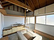 【リフォーム完成〔附属建物（浜焼き小屋）〕】焼き台には火元がありませんので炭焼きで浜焼きを楽しめます。灰の撤去、その他クリーニングを行いました。