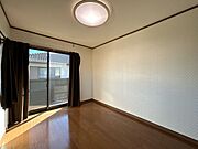 【現況〔2階南東側　洋室6帖〕】前所有者様にて大規模リフォーム済みです（2012年12月頃）。