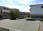 中郷中学校まで2200ｍ　徒歩28分　育ち盛りのお子様には足りないくらいの距離ですね。