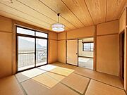 （現況の2階和室）2階和室を撮影。こちらも角部屋になるので双方の窓から明るい陽射しが差し込みます。