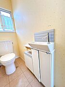 【現況販売】2階のトイレにも洗面台がついています。