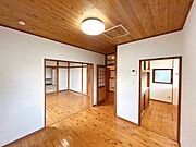 【リフォーム完成】ダイニングの様子です。クロス張替えいたしました。ご家族でダイニングテーブルを囲めそうですね。