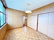 【リフォーム中】二階の洋室6帖です。床重張、天井・壁クロス張替、照明交換します。