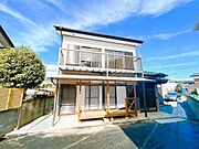 価格には消費税、リフォーム費用を含みます。自社物件につき随時ご案内可能。内覧希望の方はお電話ください。（リフォーム完成）南側から見た外観です。外壁を塗装、立木・草撤去しきれいな外観になりました。