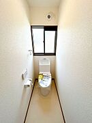 【リフォーム完成】トイレの写真です。新品交換、クッションフロア張替・クロス張替え・照明交換を行いました。