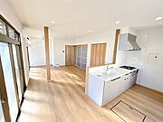 【リフォーム済】システムキッチンを新設しました。傷のつきにくい人工大理石の天板と大きなシンクでお手入れもラクラクですよ。