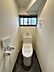 トイレ：【リフォーム済】1階トイレの写真です。TOTO製の温水洗浄付便器に交換しました。従来に比べ約59%節水。手洗いは水はねを防ぐデザインでお手入れ楽々。便器はGコートと呼ばれる加工がされており汚れも…