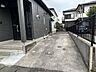 駐車場：【リフォーム済】駐車場の写真です。物置撤去・土部分砂利引き・隅切り作成を行いました。縦列3台駐車可能です。