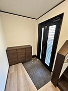 【リフォーム済】玄関内部の写真です。シューズBOX交換を行いました。
