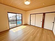 【リフォーム済】2階南東洋室の写真です。床フローリング仕上げ・クロス張替え・照明交換を行いました。