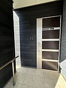 【現地写真】玄関外部の写真です。玄関ポーチ、手すり、インターホンと玄関扉ポスト付きです。