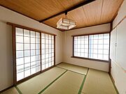 【リフォーム完成】1階和室の写真です。畳表替え、クロス張替え、照明交換を行いました。