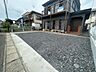駐車場：【リフォーム済み】お庭の写真です。駐車場並列3台へ拡張予定、周囲に防草シート、簡易フェンスを設置いたしました。