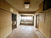 【リフォーム中6/1撮影】1階リビング写真です。床フローリング仕上げ・建具交換・クロス張替え・照明交換を行う予定です。