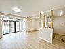 リビング/ダイニング：【リフォーム済】1階リビング写真です。床フローリング仕上げ・建具交換・クロス張替え・照明交換を行いました。