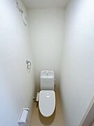 【リフォーム済】トイレの写真です。新品に交換しました。清潔感のあるシンプルなトイレ空間。毎日気持ちよくお使いいただけます。