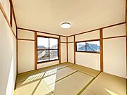 【リフォーム済】和風建物2階の和室です。壁造作、畳表替え、壁クロス貼り、襖張替えを行いました。日当たりが良く過ごしやすい居室です。