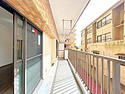 【リフォーム済】ベランダ。南側は日がよく当たります。床クリーニング実施しました。