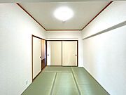 【リフォーム済】約6畳の和室です。畳、ふすま、障子、クロスはすべて張替を行いました。ごろんと横になりたいときにはうれしい空間ですよね。