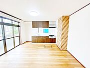 【リフォーム済】リビング写真です。床フローリング張り、クロス張替え、LED照明交換済です。明るく広々としたLDKになりました。