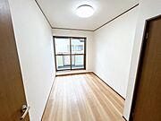 【リフォーム済】2階洋室（5帖）写真です。床フローリング張り、クロス張替え、LED照明交換済です。