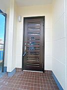 【リフォーム済】玄関。玄関ドアは、鍵の交換を行いました。中古住宅だと鍵もそのままだと思われがちですが、交換してお引渡しとなりますので、安心して新生活を始められます。