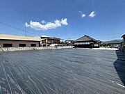 【リフォーム済】庭。家庭菜園やガーデニングはいかがですか。（ただし土の入れ替え等が必要となる場合があります）整地後防草シートを敷きます。