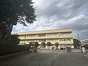 【小学校】杉並小学校まで1000ｍ（徒歩13分）。お友達と会話を楽しみながら登下校ができますね。 850m
